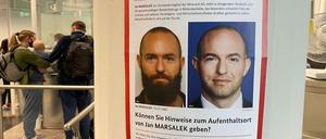 Fahndungsplakat für den früheren Wirecard-Manager Jan Marsalek am Flughafen München