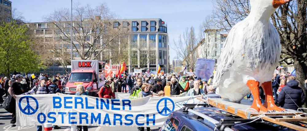 Der Ostermarsch des ´Netzwerks Friedenskooperative» unter dem Motto ´Die Waffen nieder!» startet in Kreuzberg am Oranienplatz.