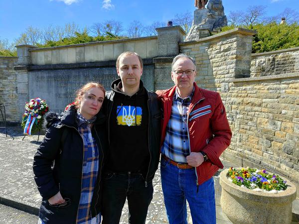Erinnerten an die ukrainischen Soldaten, die im Zweiten Weltkrieg starben: Alina Erler, Thomas Ney und Peter Erler.