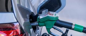 Das Tanken wird wieder teuer: Der Dieselpreis liegt derzeit bei über zwei Euro.