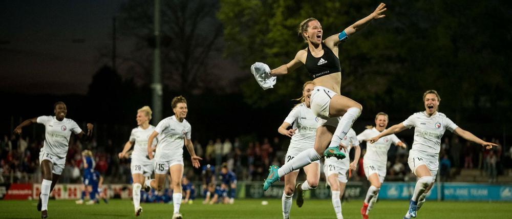 Turbine Potsdam feierte den Auswärtssieg gegen Leverkusen gebührend.