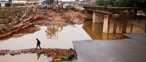 Überschwemmungen in Südafrika: Zerstörungen nahe Durban