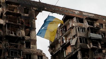 Eine ukrainische Flagge weht in Mariupol, die Soldaten wollen sich nicht ergeben.