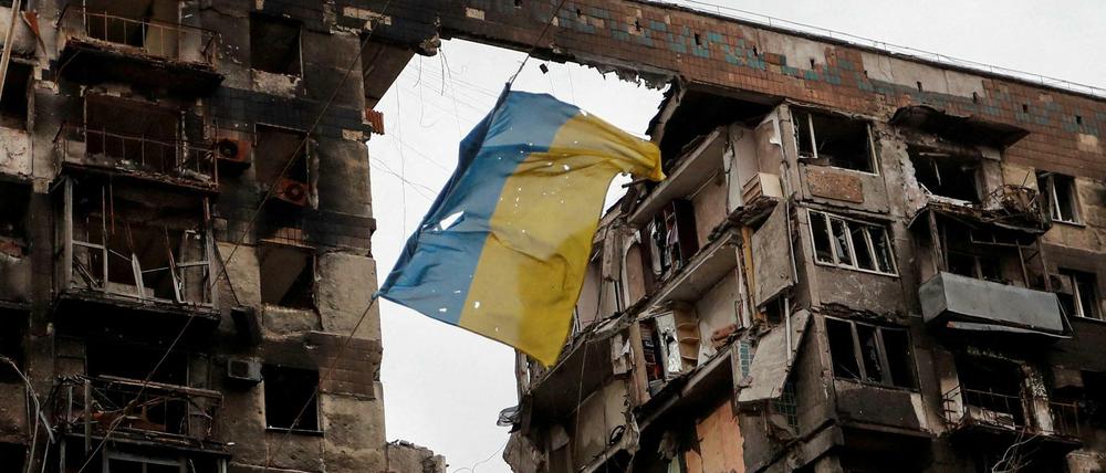 Eine ukrainische Flagge weht in Mariupol, die Soldaten wollen sich nicht ergeben.