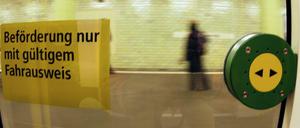 Nur mit gültigem Fahrausweis. Wer kein Ticket in der U-Bahn hat, riskiert Strafen.