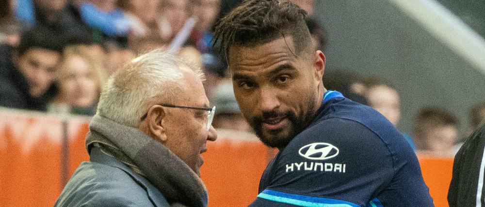 Lief gut. Herthas Trainer Felix Magath (l) klatscht mit Kevin-Prince Boateng ab.