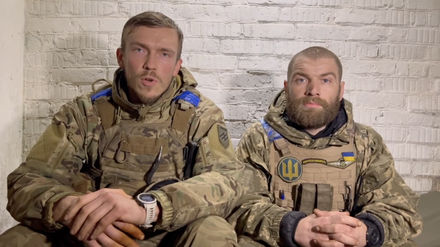 Der Kommandeur Serhij Volyna aus Mariupol (rechts im Bild) wendet sich persönlich an deutsche Politiker.