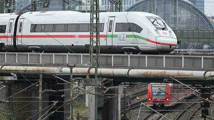 Das Kartellamt fordert Deutsche Bahn auf, Verspätungszeiten ihrer Züge an Wettbewerber zu übermitteln.