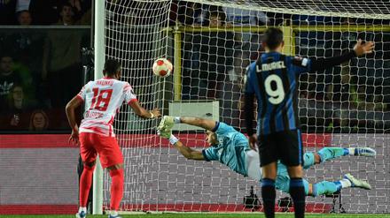 Christopher Nkunku hat RB Leipzig im ohrenbetäubend lauten Fußball-Tempel von Atalanta Bergamo in das erste Europa-League-Halbfinale der Clubgeschichte geschossen.