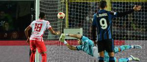 Christopher Nkunku hat RB Leipzig im ohrenbetäubend lauten Fußball-Tempel von Atalanta Bergamo in das erste Europa-League-Halbfinale der Clubgeschichte geschossen.