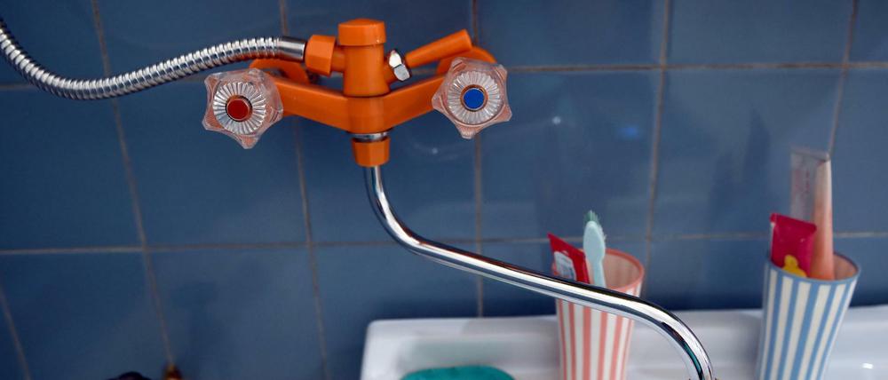 Energieverschwender: An Wasserhähnen mit zwei Rädern wird tendenziell mehr warmes Wasser verschwendet.