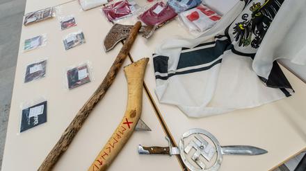 Die Polizei fanden unter anderem ein Bajonett mit einem eingearbeiteten Hakenkreuz und zwei Äxte, Marke Eigenbau.