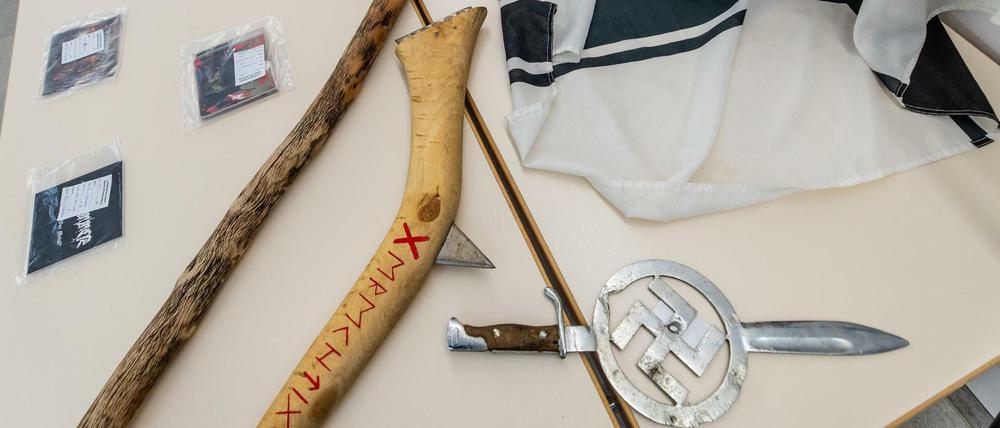 Die Polizei fanden unter anderem ein Bajonett mit einem eingearbeiteten Hakenkreuz und zwei Äxte, Marke Eigenbau.