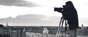 Die Frau mit der Kamera: Blick über den Prenzlauer Berg 1990.