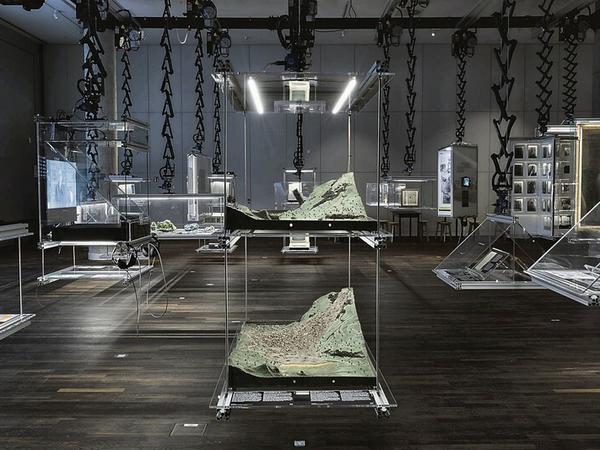 Ein Ausstellungsraum im Humboldt Forum mit Objekten aus Universitätssammlungen.