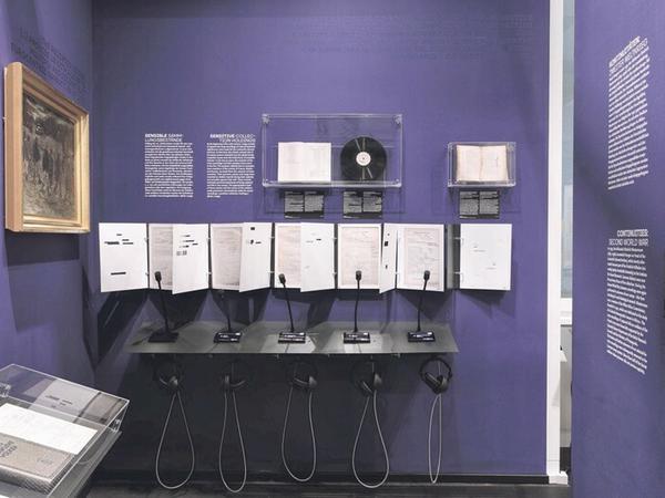 Eine Hörstation mit erklärenden Texttafeln.