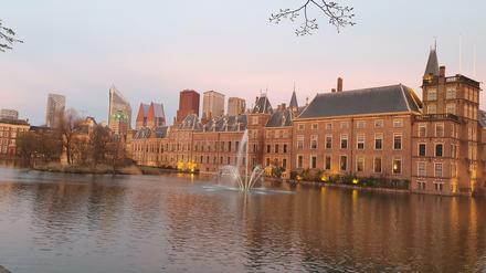 Alt und neu: Der Buitenhof, Sitz des Parlaments, und die moderne Skyline im Hintergrund.
