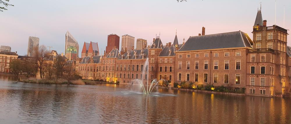Alt und neu: Der Buitenhof, Sitz des Parlaments, und die moderne Skyline im Hintergrund.