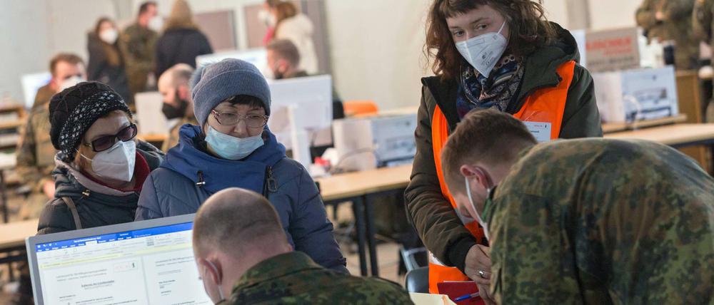 Ukrainische Kriegsgeflüchtete werden von Bundeswehrsoldaten in Tegel registriert.