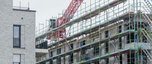 Nur wenige Stunden nach dem Start einer neuen staatlichen Förderung energiesparender Neubauten bei der KfW gibt es bereits wieder einen Antragsstopp. 