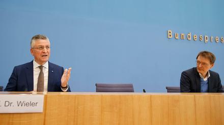 RKI-Präsident Lothar Wieler (l.) und Bundesgesundheitsminister Karl Lauterbach (r.) bei einer Pressekonferenz Anfang April. 