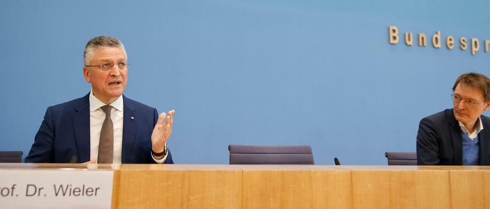 RKI-Präsident Lothar Wieler (l.) und Bundesgesundheitsminister Karl Lauterbach (r.) bei einer Pressekonferenz Anfang April. 
