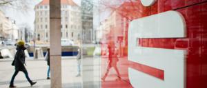 Der Papierstapel mit den neuen Allgemeinen Geschäftsbedingungen der Berliner Sparkasse erinnert an eine Buchsendung.