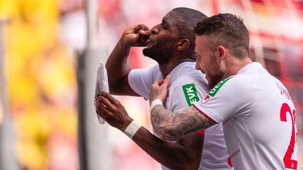Darauf ein Schlückchen. Anthony Modeste preist nach seinem 2:1 den eigenen Kaffee aus dem Fanshop an.