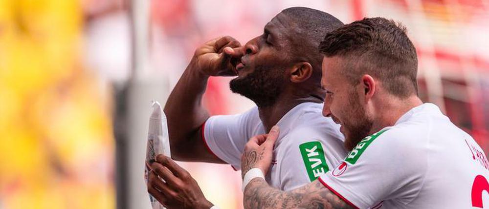 Darauf ein Schlückchen. Anthony Modeste preist nach seinem 2:1 den eigenen Kaffee aus dem Fanshop an.