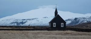 Bisschen gespenstisch: Die Kirche von Budir vor der Schneekulisse.