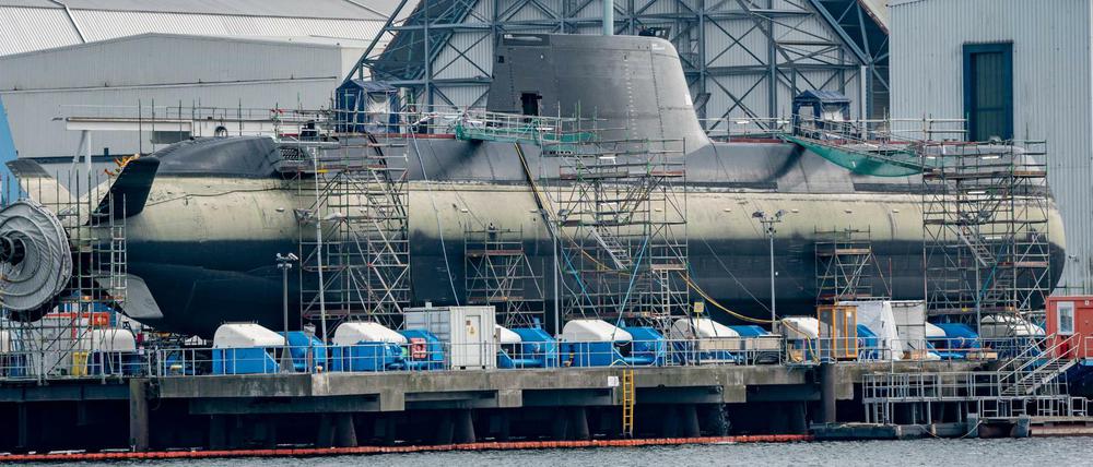 Ein im Bau befindliches U-Boot liegt in der Werft von ThyssenKrupp Marine Systems in Kiel. 