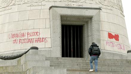 Parolen gegen den Krieg in der Ukraine und gegen Putin auf dem sowjetischen Ehrenmal im Bezirk Treptow.