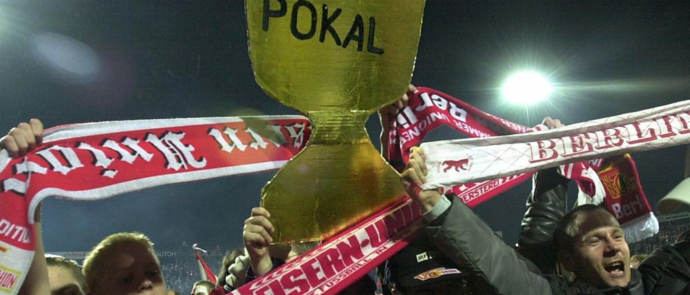 Berlin, Berlin, wir bleiben in Berlin! Im Februar 2001 feiern die Fans des damals drittklassigen 1. FCUnion die Elfmetersensation gegen Borussia Mönchengladbach. Am Mittwoch wollen die Köpenicker zum zweiten Mal in ihrer Vereinsgeschichte ins DFB-Pokalfinale.