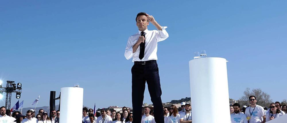 Präsident Macron nimmt am liebsten alles selbst in die Hand - nun schafft er das diplomatische Corps ab.