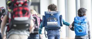 Kinder verbringen einen Großteil des Tages in Schulen. Bei den vorgeschriebenen Prüfungen der Gebäude auf Asbest haben es einige Bezirke nicht so genau genommen.