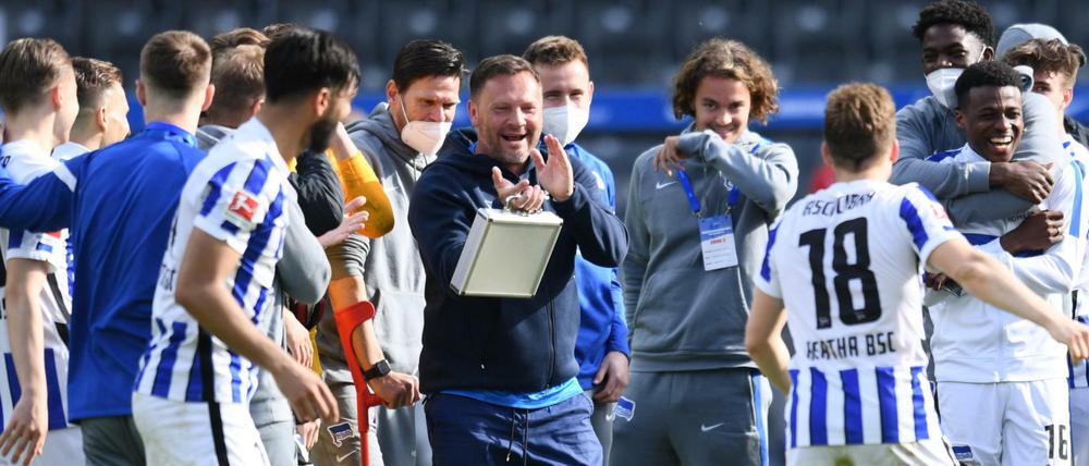 Wie einst im Mai. Vor einem Jahr sicherte sich Hertha BSC mit Trainer Pal Dardai (Mitte) vorzeitig den Klassenerhalt. Das ist auch jetzt wieder möglich.
