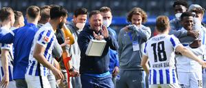 Wie einst im Mai. Vor einem Jahr sicherte sich Hertha BSC mit Trainer Pal Dardai (Mitte) vorzeitig den Klassenerhalt. Das ist auch jetzt wieder möglich.