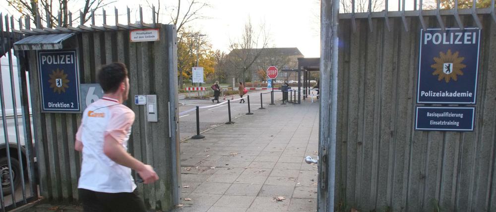 Hier soll nicht jeder einfach so reinlaufen: der Eingang zur Polizeiakademie in der Spandauer Radelandstraße.