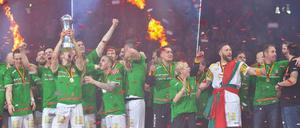 Mit Feuer und Flamme meldete sich vor sechs Jahren der SC Magdeburg mit dem DHB-Pokalsieg gegen die SG Flensburg zurück. Es war der erste Titel seit 2007 (EHF-Pokal). Auf nationaler Ebene war es sogar der erste Titel seit der Meisterschaft 2001. 