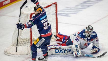 Yannick Veilleux traf erst zum 3:2, musste später aber verletzt vom Eis.