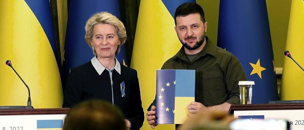 Der ukrainische Präsident Selenskyj erhielt in Kiew von EU-Kommissionschefin von der Leyen einen Fragebogen zum Beitritt.