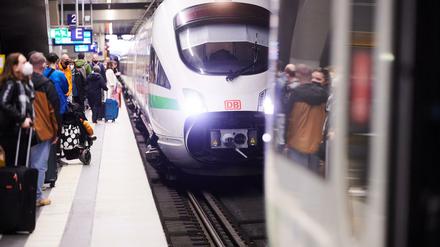 Viele Menschen stehen am Gleis im Hauptbahnhof Berlin.