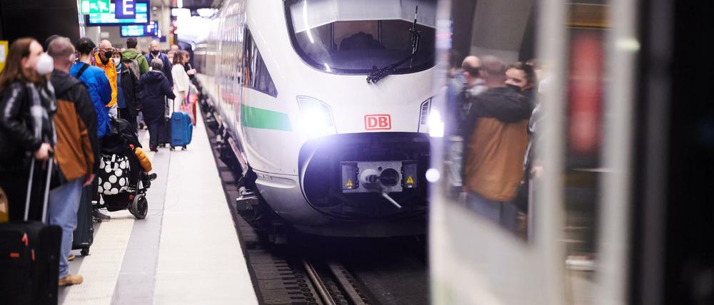 Viele Menschen stehen am Gleis im Hauptbahnhof Berlin.