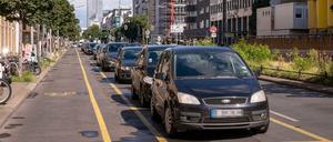 Busse stehen auf der Kantstraße oft im Stau. Der Senat will deshalb den Parkstreifen durch eine Busspur ersetzen.