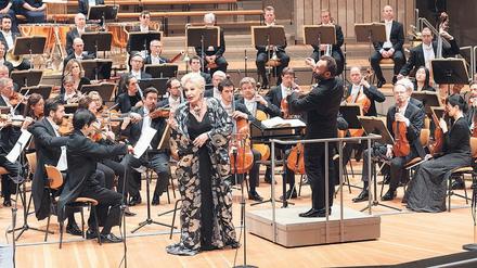 Doris Soffel in der Rolle der Gräfin, an der Seite von Dirigent Kirill Petrenko. 