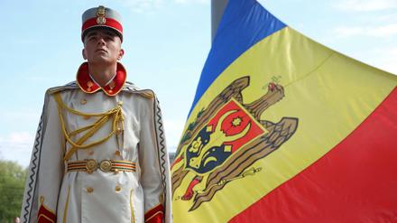 Ein Gardesoldat am Feiertag der Nationalflagge in Moldau am 27. April 2022 in Chisinau