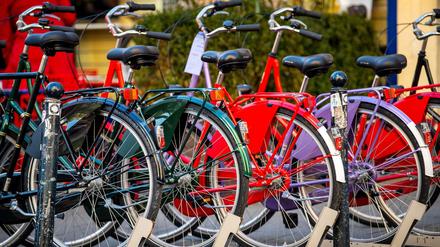 Fahrräder werden vor einem Geschäft zum Verkauf angeboten.