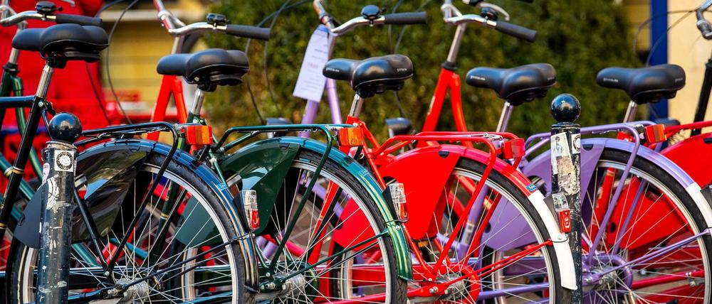 Fahrräder werden vor einem Geschäft zum Verkauf angeboten.