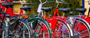 Fahrräder werden vor einem Geschäft zum Verkauf angeboten.