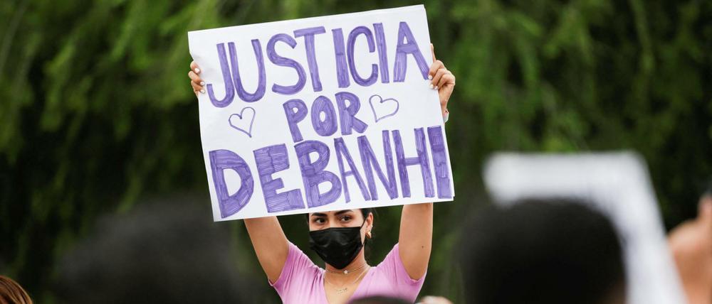 "Gerechtigkeit für Debanhi" ist auf dem Plakat zu lesen, das eine junge Frau bei einer Protestdemonstration gegen die schleppende Aufklärung der zahlreichen Morde in Nuevo León trägt.